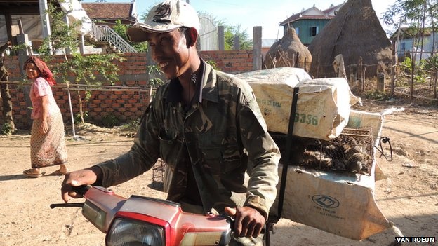 Anh Chhoeun Chhim chuẩn bị đem chuột giao cho một đầu mối thu mua