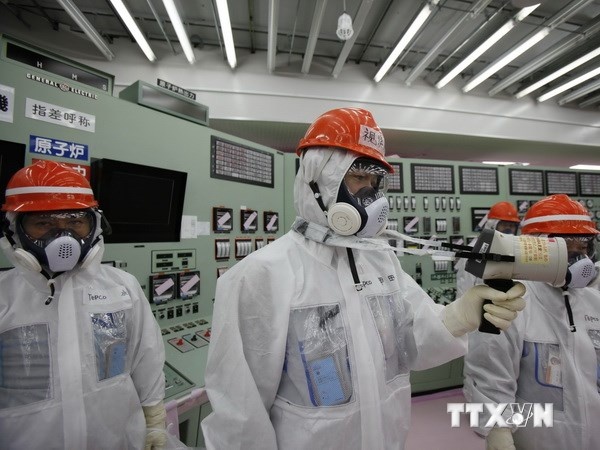 Nhân viên Công ty Điện lực Tokyo (TEPCO) tại phòng vận hành lò phản ứng số 1-2, nhà máy điện Fukushima 1 ngày 10/3 vừa qua, gần 3 năm sau sự cố điện hạt nhân. Ảnh: AFP