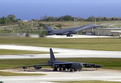 Về lực lượng Không quân ở Guam (cụ thể là căn cứ Andersen), thường xuyên có sự hiện diện của máy bay ném bom chiến lược như B-52, B-1B hay B-2. Tuy nhiên, sự hiện diện này không mang tính lâu dài mà luôn được luân chuyển chu kì 6 tháng/lần. Trong ảnh: Máy bay B-1B tại Guam. 
