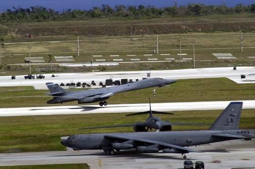 Từ năm 2010 đến nay, Andersen còn được trang bị máy bay không người lái RQ-4 Block 30 Global Hawk. Thực tế cho thấy, những máy bay này đã phát huy tác dụng trong trận động đất Nhật Bản năm 2011 và thảm họa bão tại Philippines năm 2013. Trong ảnh: Máy bay B-1B tại Guam. 