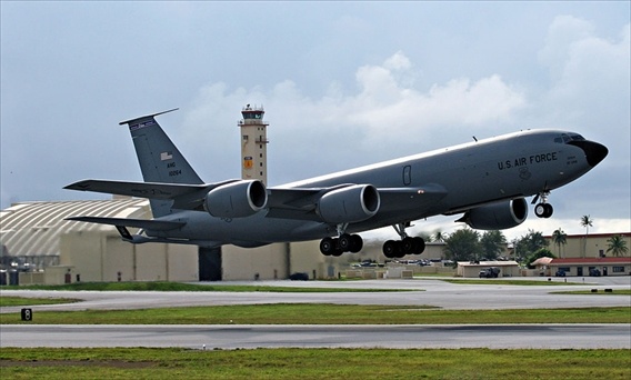 Ngoài ra, 4 máy bay tiếp dầu trên không KC-135 mỗi tháng luân phiên 1 lần tại căn cứ. Điều này làm cho khả năng lập kế hoạch chiến lược của không quân Mỹ tăng cao.