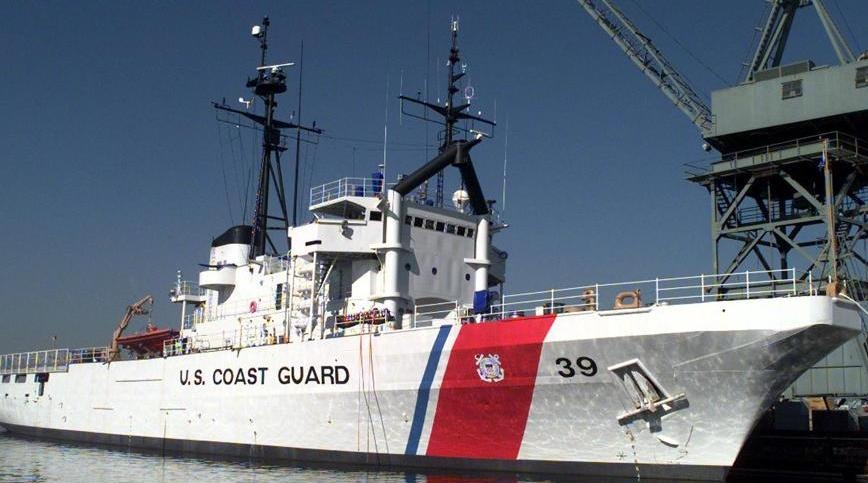 Tau tuan tra My ban canh cao thuyen Iran hinh anh