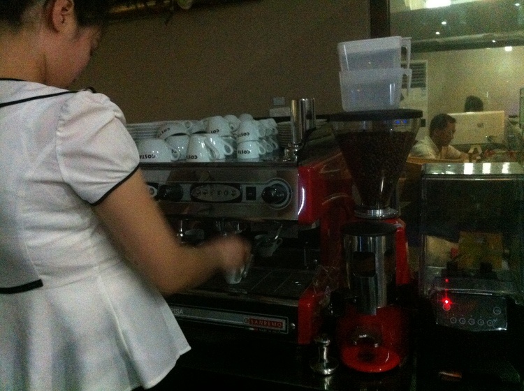 Nhân viên phục vụ pha chế cà phê. Ảnh: Choson Exchange