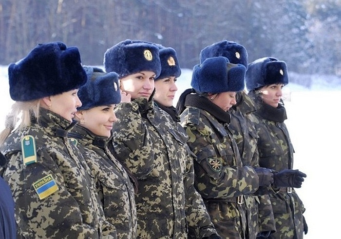 Các nữ binh sĩ Ukraina trong một cuộc thi sắc đẹp năm 2012.