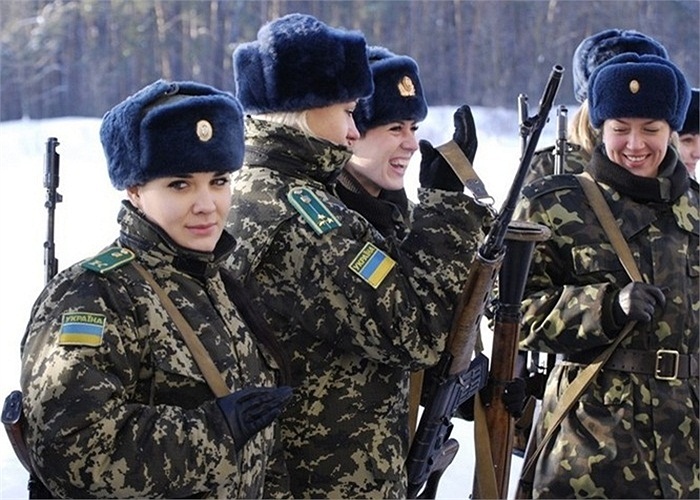 Các nữ binh sĩ Ukraina không chỉ xinh đẹp mà con giỏi bắn súng, lái xe tăng.