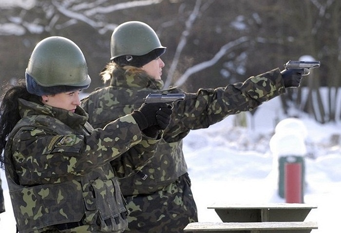 Các nữ binh sĩ Ukraina thi bắn súng.