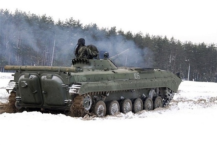 Lái xe tăng, xe bọc thép cũng là một phần thi quan trọng.