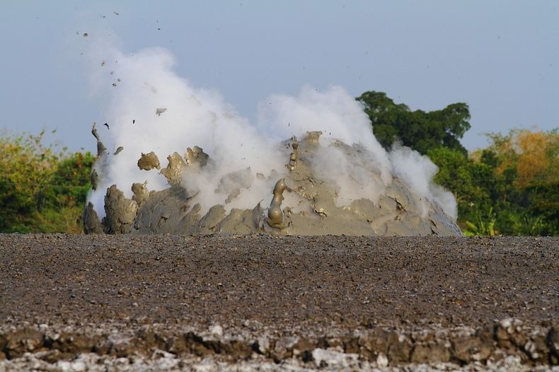 Nui lua phun bun tai Indonesia hinh anh