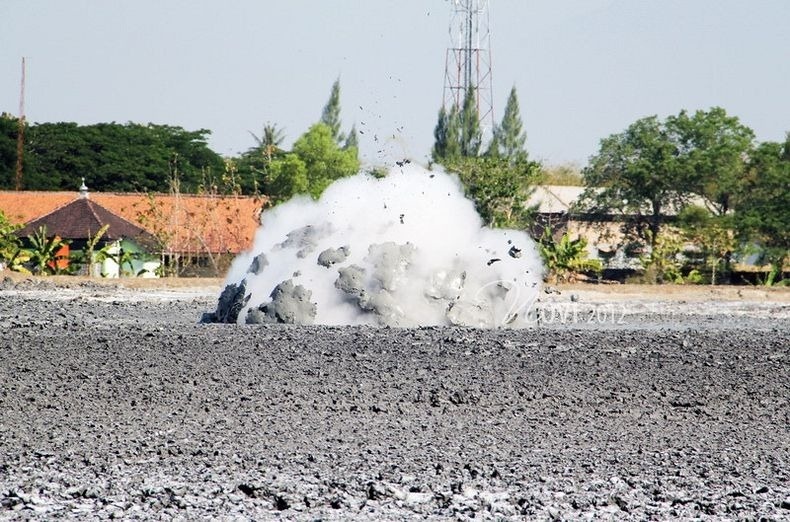 Nui lua bun tung bui trang tai Indonesia hinh anh