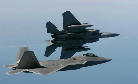 Tiêm kích F-15 phô diễn sức mạnh cùng F-22. Ảnh minh họa: Wikipedia