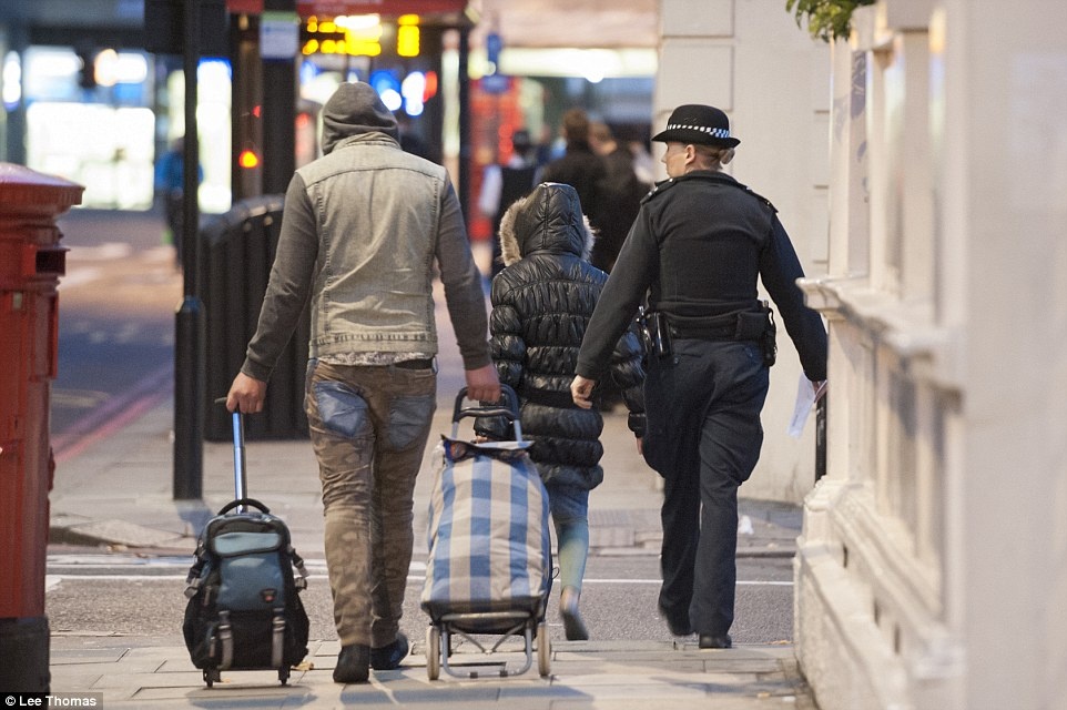 Một nữ cảnh sát trò chuyện với hai người vô gia cư khi họ rời khu vực Marble Arch trong sáng nay.