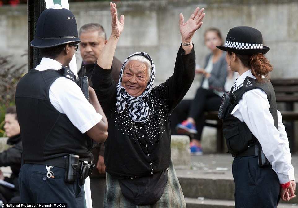 Canh tuong truy quet nguoi vo gia cu o Anh hinh anh