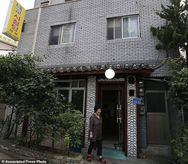 Nhà hàng thịt chó Daegyo của bà Oh sẽ đóng cửa sau 33 năm hoạt động vì khách hàng giảm dần. Ảnh: AP