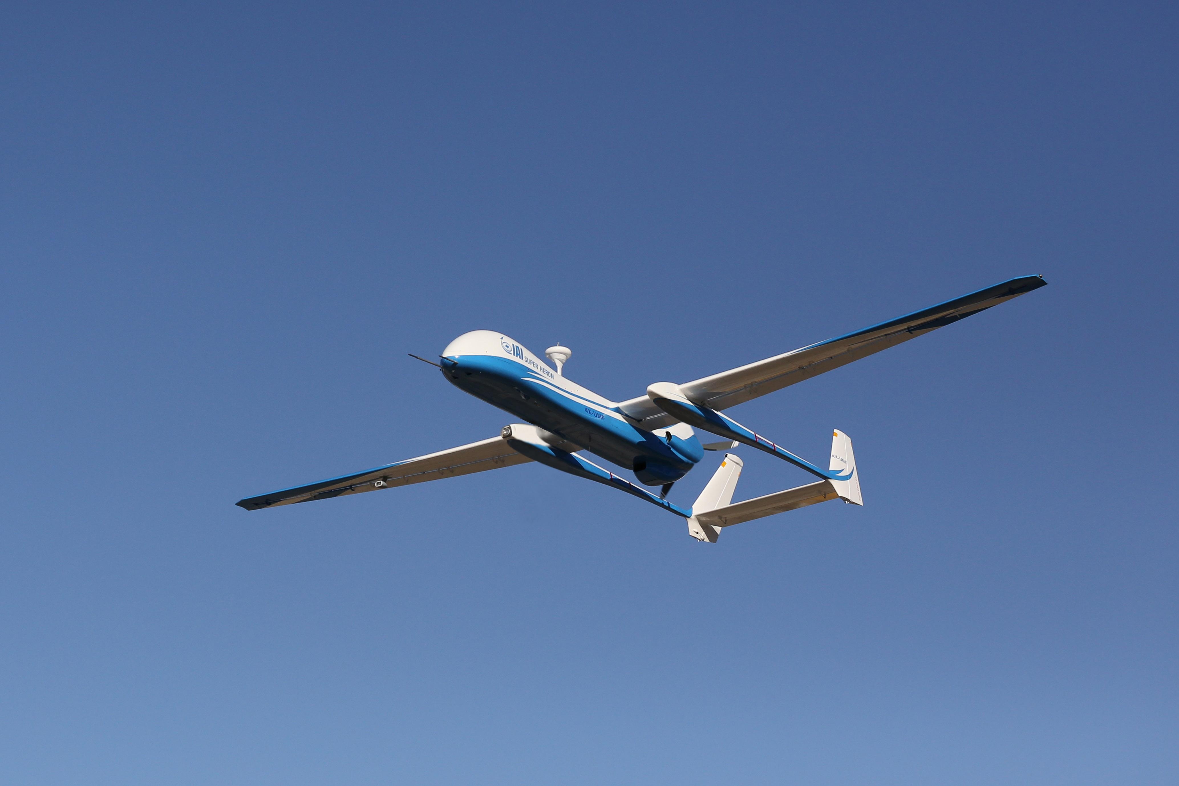 Super Heron là sản phẩm của công ty công nghiệp hàng không vũ trụ Israel (IAI). Chúng sở hữu động cơ nhiên liệu nặng và hệ thống đẩy cho phép nó hoạt động liên tục trong 45 tiếng ở độ cao khoảng 9 km và bay xa 1.000 km khi kết nối với hệ thống liên lạc vệ tinh. Điểm mạnh của UAV này nằm ở hệ thống điện tử hiện đại, các khả năng xử lý, sự vận hành linh hoạt và tích hợp những tải trọng đa dạng. Ảnh: i24news