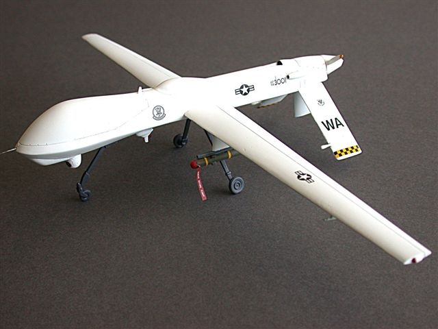RQ-1 là phiên bản đầu của loại Predator, có khả năng bay ở độ cao trung bình và dài ngày. Được sử dụng trong hoạt động giám sát và do thám, RQ-1 có radar, máy quay chống rung tự động với hai chế độ quan sát ngày và ban đêm (dùng sóng hồng ngoại), máy quay ở mũi, các loại thiết bị cảm biến. Ngoài ra chúng còn có hệ thống ngắm quang phổ kết hợp với máy dò mục tiêu hồng ngoại và đèn chiếu laser. “Thú ăn thịt” RQ-1 Predator được sử dụng rộng rãi trong hoạt động của quân đội Mỹ. Ảnh: Hyperscale