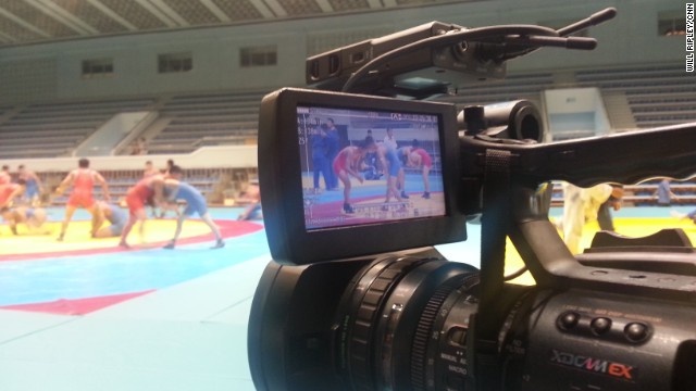 Việc các nhà báo phương Tây, đặc biệt là phóng viên Mỹ, được phép tiếp cận bên trong Triều Tiên là điều rất hiếm. Tuy nhiên, Will Ripley, một phóng viên của CNN đã có dịp tiếp cận Bình Nhưỡng trong lần đưa tin về giải Đấu vật Chuyên nghiệp Quốc tế đang diễn ra tại đây.