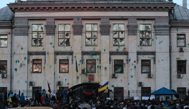 Hai nhan vien su quan Nga tai Ukraina 'mat tich' hinh anh