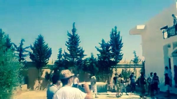 Nhiều người đàn ông xuất hiện trong trụ sở đại sứ quán Mỹ ở Libya. Ảnh: YouTube