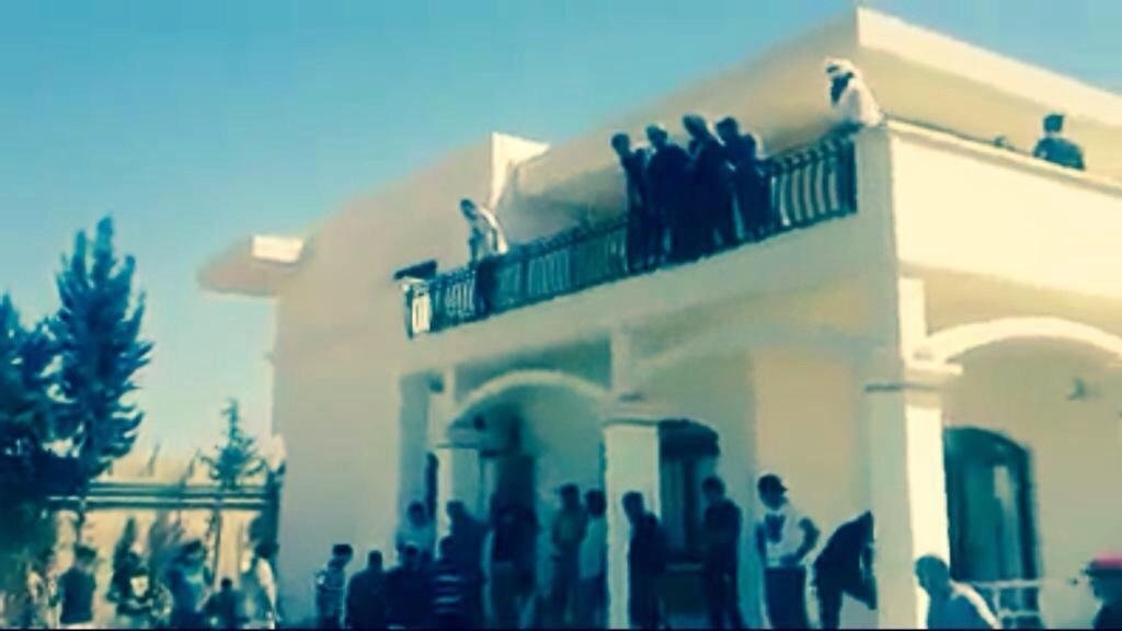 Chien binh chiem dai su quan My o Libya hinh anh