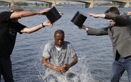 Ca si My mang thu thach doi nuoc da toi Trieu Tien hinh anh