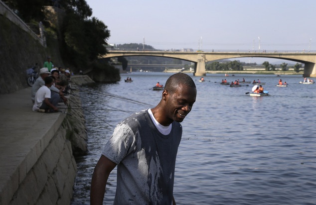 Phần lớn người dân Triều Tiên đều tỏ ra ngạc nhiên hoặc phá cười trước màn tắm nước đá của Michel. Michel cho rằng Triều Tiên là địa điểm thích hợp để thực hiện thử thách vì người dân nước này không hề biết đến trào lưu đang sốt trên toàn thế giới nhằm tuyên truyền và gây quỹ cho chứng bệnh ALS. 