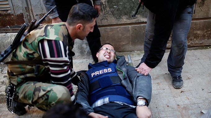 Nha bao chien truong la 'nui tien di dong' hinh anh