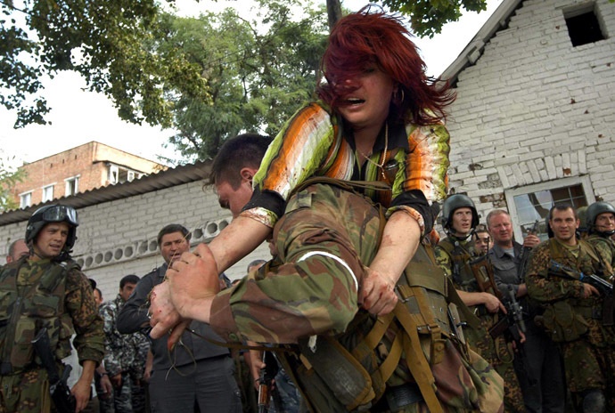 Một binh sĩ thuộc lực lượng đặc biệt vác người bị thương trên vai sau cuộc giải cứu ngày 3/9. Ảnh: AFP