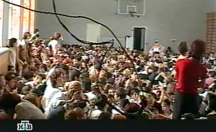 Ngày 1/9/2004, với tâm trạng háo hức, hơn 1.100 học sinh và phụ huynh tới trường số 1 Beslan để dự Ngày kiến thức hay lễ khai giảng tại Nga. Thế nhưng, họ không hay biết rằng, ngày vui của các em học sinh hôm ấy lại trở thành vụ khủng hoảng con tin kinh hoàng. 