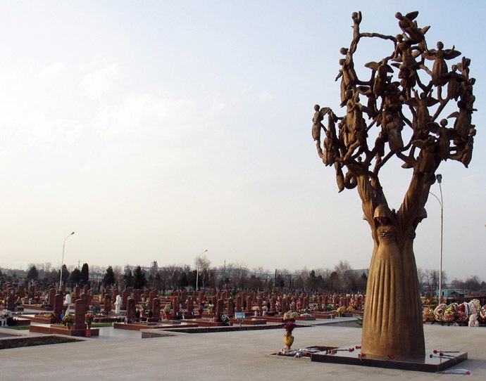 Người dân thị trấn yên bình Beslan lập nghĩa trang tưởng niệm các nạn nhân của vụ thảm 