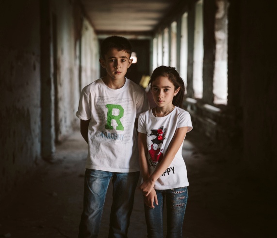 Alyenka Tskaeva, 10 tuổi và anh trai Makhtar Tskaev, 13 tuổi, là những nạn nhân may mắn sống sót. Người ta đã tìm thấy thi thể cháy xém của người mẹ bên trong phòng thể dục. Tay của bà vẫn còn bám chặt vào đứa con lớn.