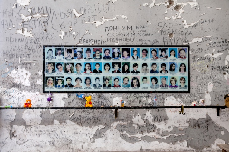 Cuộc bao vây và tấn công trường số 1 tại thị trấn Beslan là vụ tấn công khủng bố đấm máu nhất tại Nga. Trong số 334 người chết, 185 nạn nhân là trẻ em. 