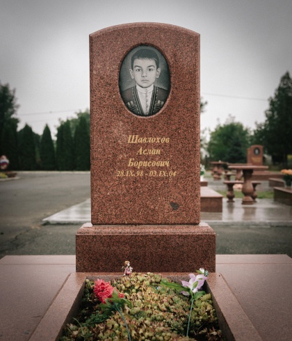 Ngôi mộ của em Aslan Shavlakhov (1998 -2004). 