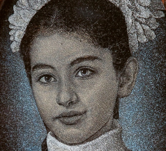 10 năm trước, Medina Pukhaeva, 11 tuổi, cùng gia đình tới dự lễ khai giảng. Pukhaeva cùng hàng nghìn người khác không thể biết rằng, họ sắp trở thành nạn nhân của vụ bắt cóc con tin kinh hoàng do 32 tay súng thuộc tiểu đoàn Riyadus-Salikhin của phong trào ly khai Chechnya thực hiện. 