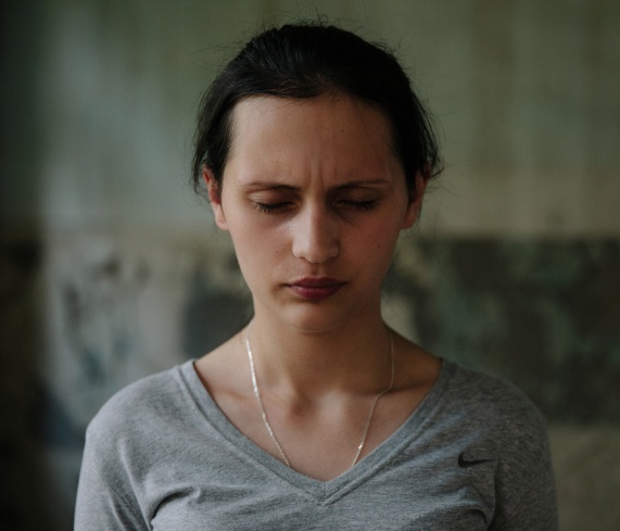 Diana Agayeva bị bắt làm con tin khi em 7 tuổi. Cô bé từng hồn nhiên hỏi: “Kẻ khủng bố là người tốt phải không mẹ?”. Những kẻ bắt cóc đã dồn các con tin vào một phòng tập thể dục và gài chất nổ xung quanh. Họ không có thực phẩm hay nước uống trong ba ngày bị giam cầm. Ngày 2/9, nhóm khủng bố lớn tiếng yêu cầu Nga rút quân khỏi Chechnya. Ngày 3/9, lực lượng Nga đã đột kích vào tòa nhà sau một vụ nổ. Sau màn đấu súng kinh hoàng, cảnh sát chỉ bắt giữ được một trong 32 kẻ khủng bố. 