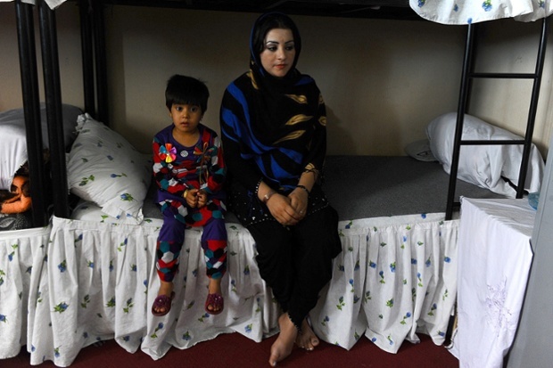 Nữ tù giam giữ trong nhà giam ở thành phố lớn thứ 3 của Afghanistan đã phạm một số tội như giết người, buôn bán ma túy hoặc thậm chí là bỏ nhà ra đi. Tòa án cho phép các tù nhân mang con cái vào nhà giam để chăm sóc.