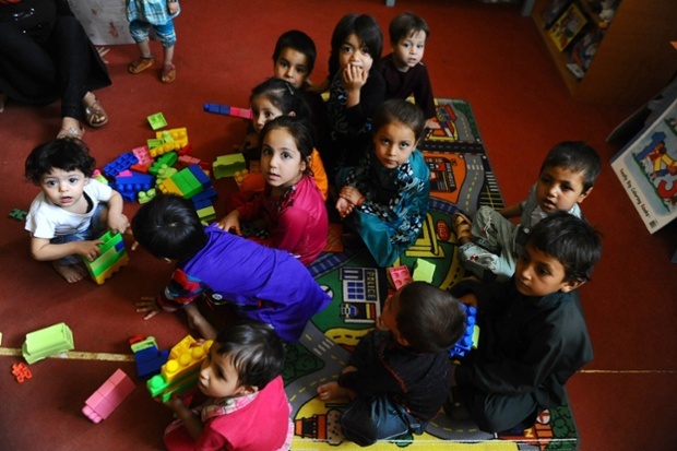 Một công ty Ý là đơn vị xây nhà tù tại Herat. Ban quản lý trại giam dành hẳn một khu sinh hoạt và vui chơi cho con của các nữ tù.