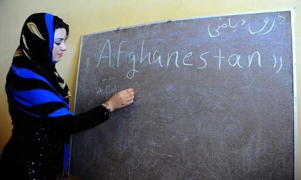 Nhà tù cũng triển khai các chương trình đào tạo về kĩ năng và giáo dục, như dạy dệt may hoặc dạy tiếng Anh cho các tù nhân.