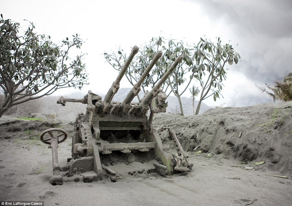 Khi trời đổ mưa, những giọt nước quện lớp tro bụi thành từng mảng nặng và rớt xuống dưới.