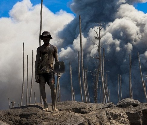 Cuoc song nguy hiem trong vung dat tu than hinh anh