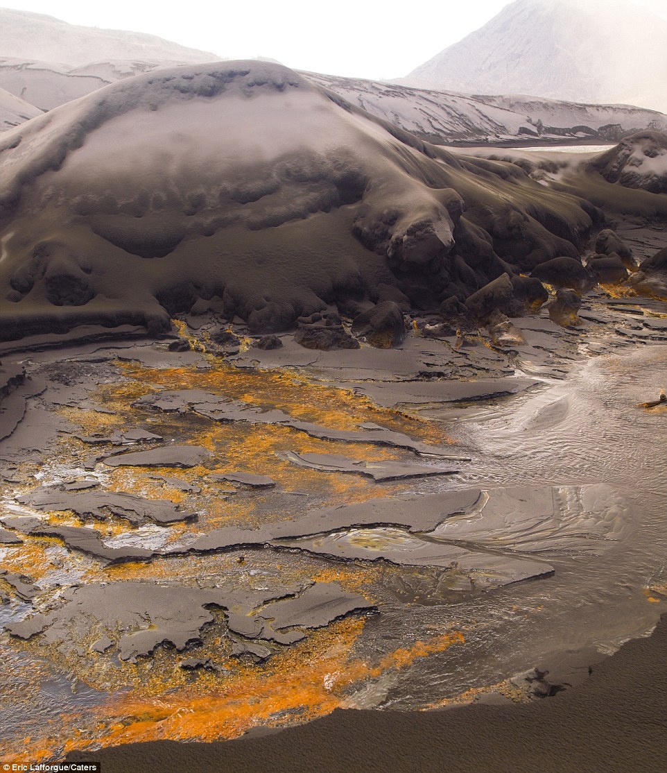 Các đợt hoạt động mạnh của ba ngọn núi lửa đã thay đổi đáng kể cảnh quan của thị trấn Rabaul.