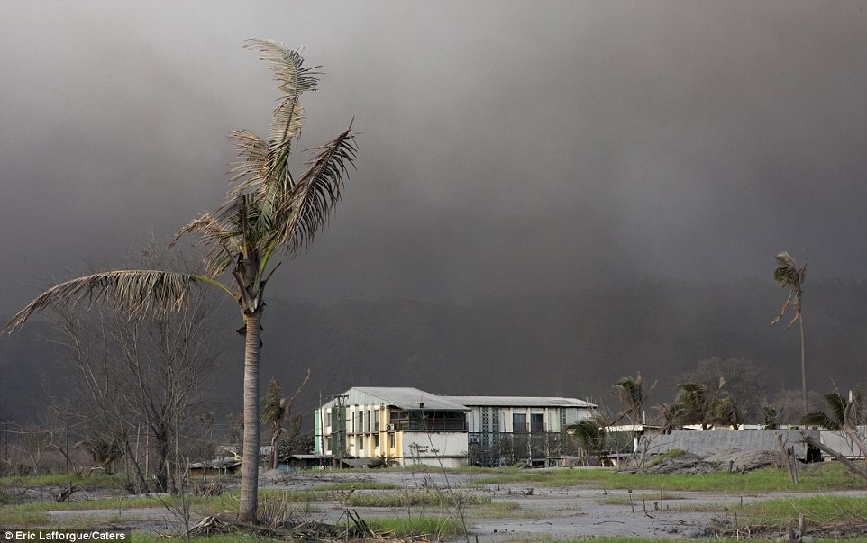 Ở Rabaul hiện còn sót lại một khách sạn dưới chân núi lửa. Nơi đây từng đón khách cho đến khi bị hư hại nghiêm trọng vì một trận hỏa hoạn năm 1984. Khách sạn mở cửa lại vào năm 2005 và tất cả các phòng đều có hướng nhìn ra núi lửa.