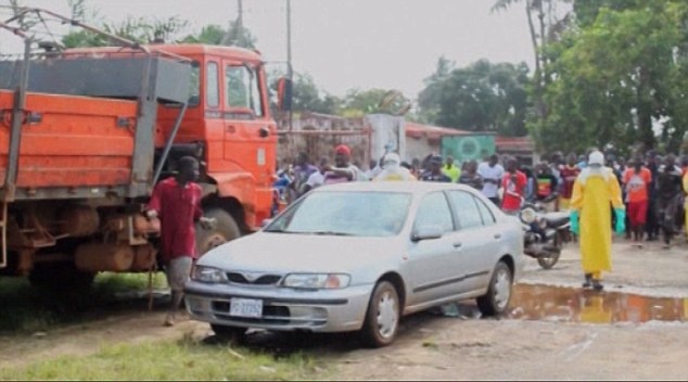 Rất nhiều người khi biết anh đang mang virus Ebola trong người đã bỏ chạy để tránh lây nhiễm. Sau khi kiếm được thức ăn, anh đã rời khỏi khu chợ. Tuy nhiên, dân địa phương vì lo ngại khi một bệnh nhân nhiễm Ebola đi lại tự do ngoài đường nên đã liên lạc với nhân viên y tế đến để đem anh về khu điều trị.