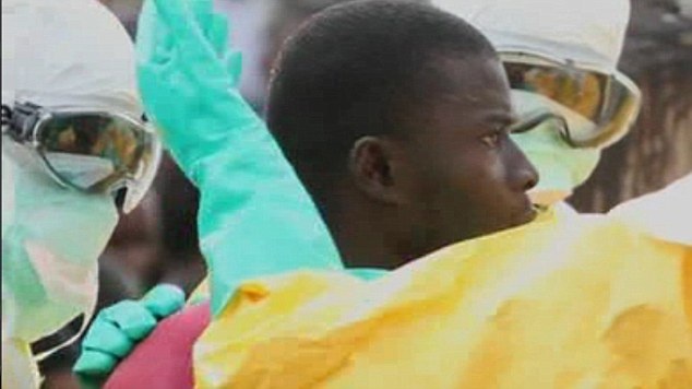 Bệnh nhân dường như không muốn quay lại khu vực cách ly, anh cố gắng vùng vẫy thoát khỏi các nhân viên y tế nhưng bất lực.