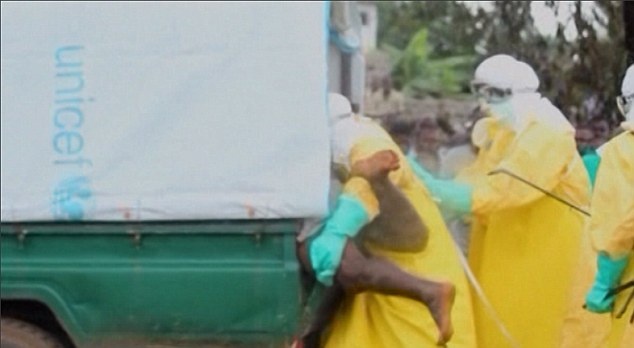 Bệnh nhân bị áp tải lên xe trong khi nhân viên y tế phun thuốt sát trùng xung quanh anh.