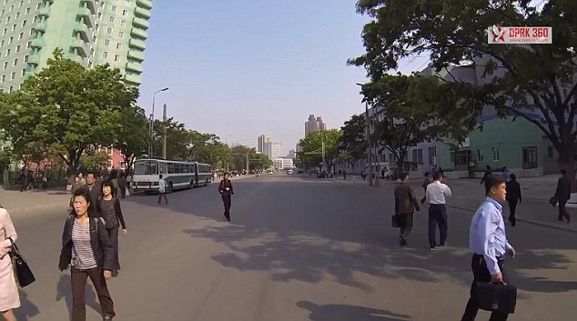 Người dân đi bộ ngang qua những ngôi nhà mang lối kiến trúc thời Liên Xô.