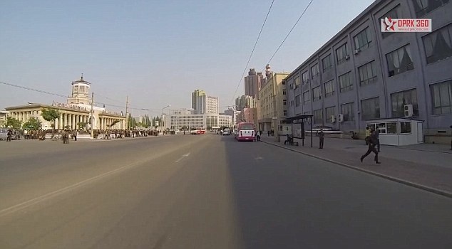 Triều Tiên tiếp đón khoảng 6.000 du khách mỗi năm, song họ không được phép chụp ảnh hay quay video tại nhiều điểm tham quan theo quy định của chính quyền Kim Jong Un.