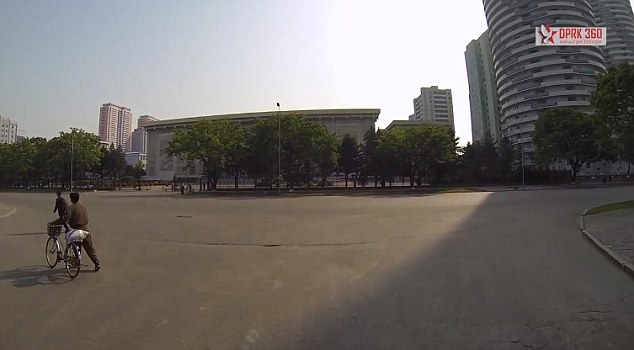 Báo cáo của Liên Hợp Quốc vào đầu năm nay nêu ra thực tế khắc nghiệt về điều kiện sống của người dân tại đất nước bí ẩn. Chính quyền gắn loa phóng thanh ở khắp nơi, trẻ em được dạy cách vẽ những bức tranh về nhà lãnh đạo trẻ…