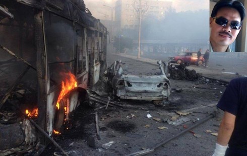 Tác giả (ảnh nhỏ). Cảnh đánh bom ở nhà ga của thành phố Donetsk- nơi tác giả đáp chuyến tàu di tản về thành phố Odessa.