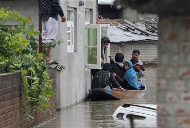 Xe dam cuoi roi xuong song, 32 nguoi chet hinh anh