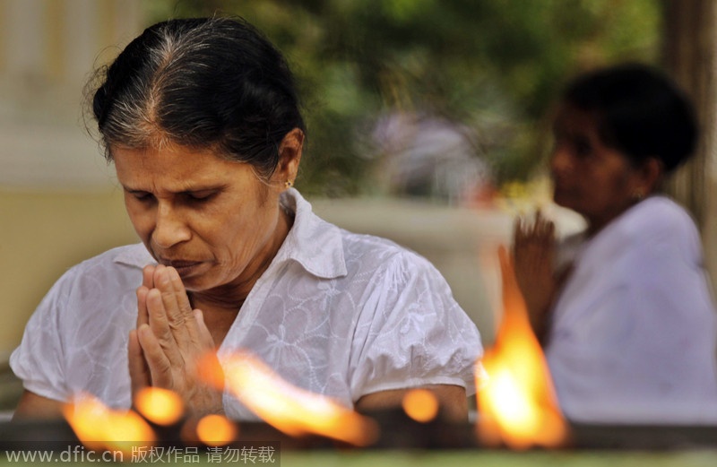 Một tín đồ Phật giáo tại Sri Lanka cầu nguyện tại một ngôi chùa ở thành phố Palmadulla hôm 31/8/2012. Đảo quốc 19 triệu dân thường tổ chức “Tết trăng tròn” vào ngày rằm hàng tháng. Người dân sẽ tới các ngôi đền để nghe giảng đạo và cầu nguyện vào ngày Trung thu, vốn được coi là quốc lễ tại Sri Lanka. 
